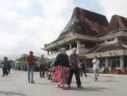 Turista Rihun Ida Vizita Timor-Leste Durante Oras Walu