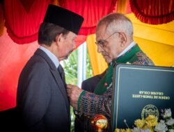 Xefe Estadu Horta Kondekora Liurai Brunei  Majestade Hassanal Bolkiah Ho Medalla Grande Kolar Ordem Timor-Leste